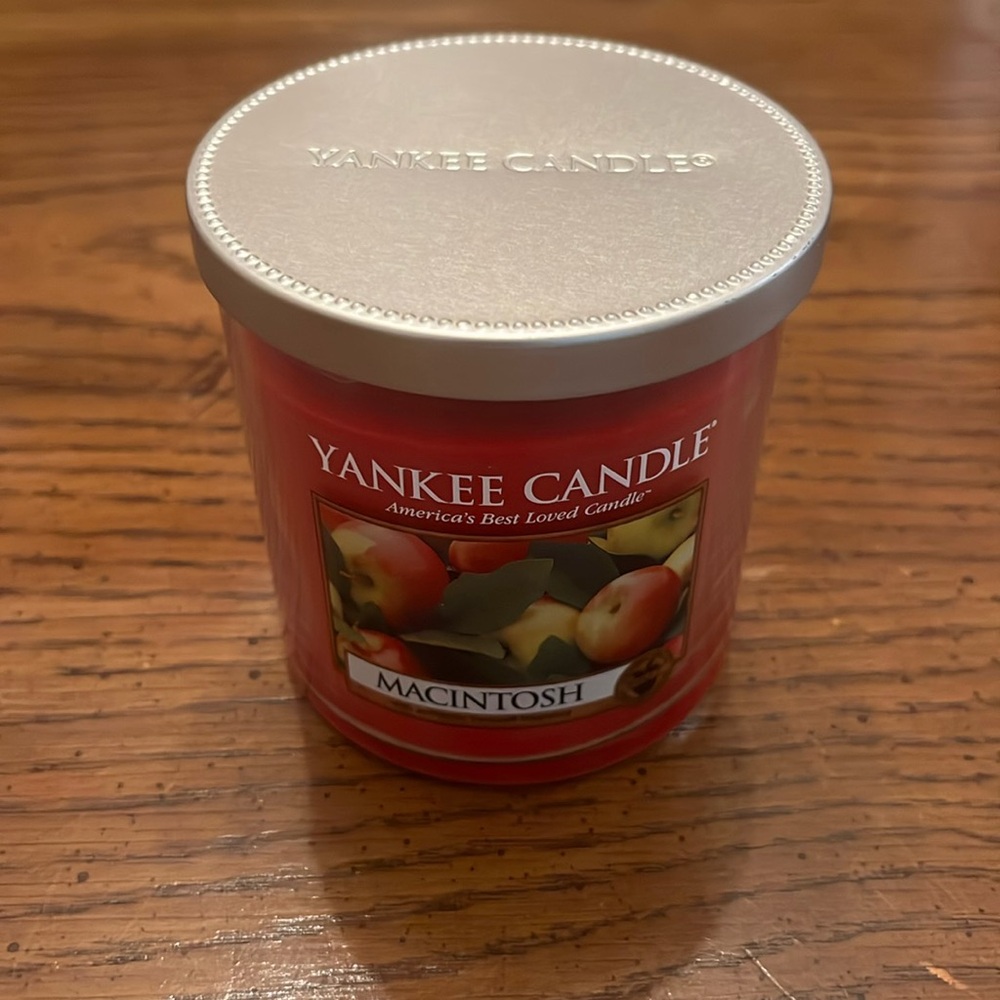 Yankee candle Macintosh single wick candle, new